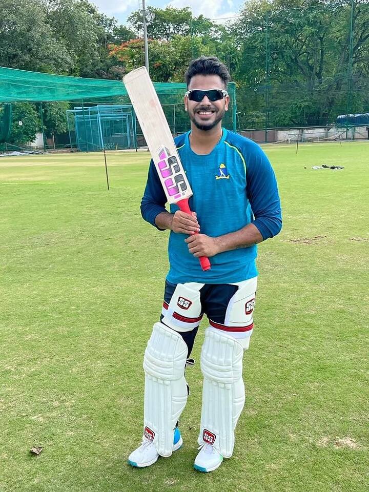 সৌরাশিস বললেন, 'ছেলেরা শনিবার প্রায় আড়াই ঘণ্টা প্র্যাক্টিস করেছে। এখানে আবহাওয়া খুব ভাল। কর্নাটকের সঙ্গে আমাদের ম্যাচ এয়ারফোর্স মাঠে। আশা করি ভালই উইকেট হবে। ঝাড়খণ্ডও এখানে আগেভাগে পৌঁছে গিয়েছে। কর্নাটকের বিরুদ্ধে ওরাও প্রস্তুতি ম্যাচ খেলেছে। আমরা প্রস্তুতিতে কোনও খামতি রাখতে চাই না।'