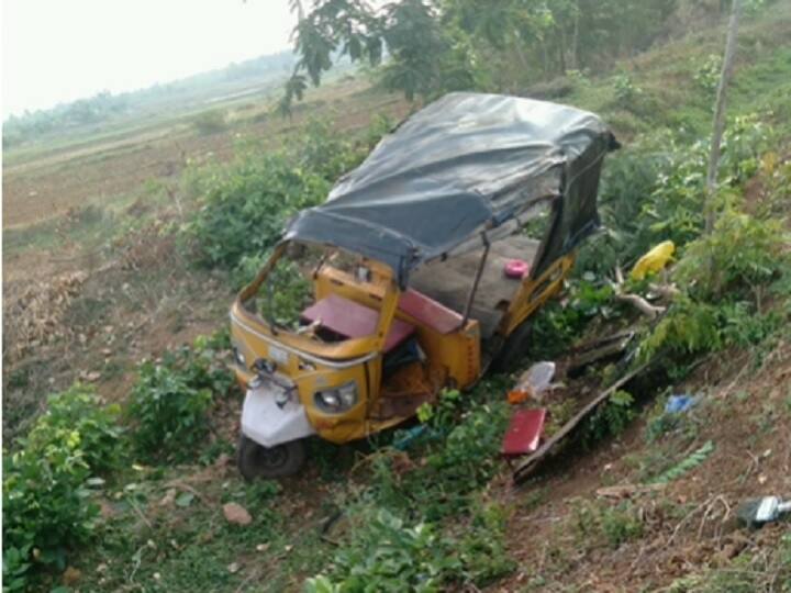 Palasa Road Accident: A car hits an Auto in Srikakulam District Srikakulam Road Accident: దైవదర్శనానికి వెళ్తుండగా రోడ్డు ప్రమాదానికి గురైన కుటుంబం- ఇంటి నుంచి బయలుదేరిన 10 నిమిషాలకే !