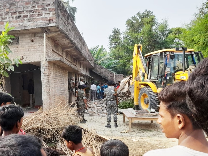 Begusarai News: उत्तरप्रदेश की तरह अब बिहार में भी चलने लगा बुलडोजर, दो अपराधियों के घरों को पुलिस ने किया ध्वस्त