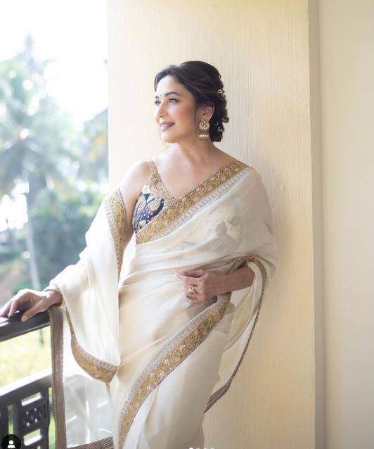 ਵ੍ਹਾਈਟ ਸਾੜੀ 'ਚ ਧਕ-ਧਕ ਗਰਲ ਮਾਧੂਰੀ ਦਿਕਸ਼ਤ ਦਾ ਖੂਬਸੂਰਤ ਅੰਦਾਜ਼