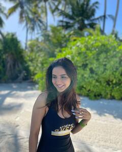 Jasmin Bhasin Photos: मालदीव में रेत पर बैठे आहें भरती दिखीं Jasmin Bhasin, ब्लैक स्विमसूट में दिए कातिलाना पोसेस