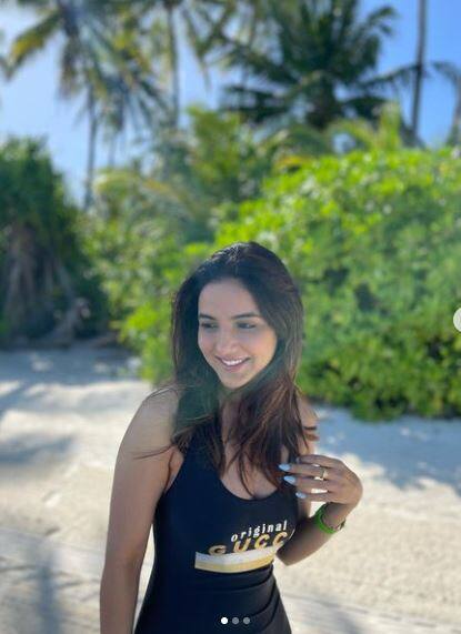 ਮਾਲਦੀਵ 'ਚ ਰੇਤ 'ਤੇ ਬੈਠੀ ਦਿਖੀ Jasmin Bhasin