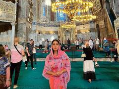 Sara Ali Khan Pics: दोस्तों के साथ तुर्की में वेकेशन मना रहीं हैं सारा अली खान, शेयर की बेहद खास तस्वीरें