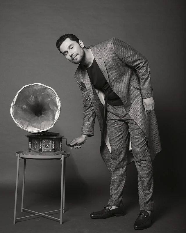 ‘स्वातंत्र्यवीर सावरकर’ या चित्रपटाचे कथानक विनायक दामोदर सावरकर यांच्या जीवनावर आधारित असणार आहे. या चित्रपटाचे शूटिंग हे लंडन, महाराष्ट्र, अंदमान आणि निकोबार येथे होणार आहे.(फोटो:randeephooda/ig)