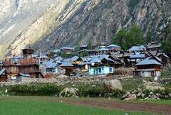 Chitkul Village: इस बार गर्मियों की छुट्टियों में शिमला-मनाली नहीं, भारत के इस आखिरी गांव की करें सैर