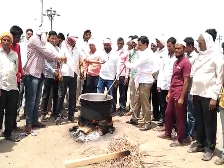 farmers protest against nafed suddenly closes government gram buying center farmers Farmers Protest : हरभरा खरेदी बंद केल्याने संताप; शेतकऱ्यांनी हरभरे शिजवून रस्त्यावर वाटले