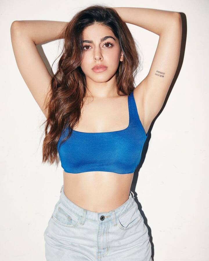 અલાયાનો સિઝલિંગ લૂક વાયરલ થયો છે, જેમાં તે બોલ્ડ પૉઝ આપતી જોવા મળી રહી છે.