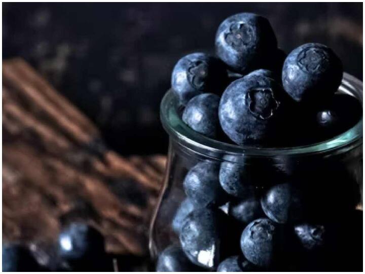 ब्लूबेरी फेसपैक- ब्लूबेरी को मैश कर लें और इसमें दही और शहद मिला लें. इस पैक को चेहरे पर करीब 20 मिनट रहने दें बाद में ठंडे पानी से चेहरे को धो लें. इससे आपकी स्किन एकदम सॉफ्ट हो जाएगी.
