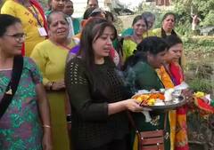 पाहा फोटो: वालधुनी नदीला सप्त रंगी साड्या अर्पण करून पूजा; महाराष्ट्रात पहिल्यांदाच नदीची पूजा