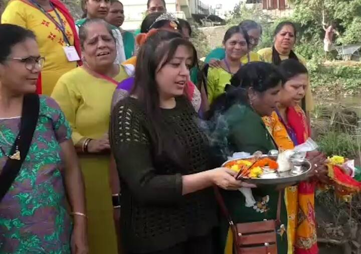 अंबरनाथ तालुक्यातील तावली डोंगरातून उगम पावणार्‍या वालधुनी नदीचे आगळ्या वेगळ्या पद्धतीने पूजन करण्यात आले.