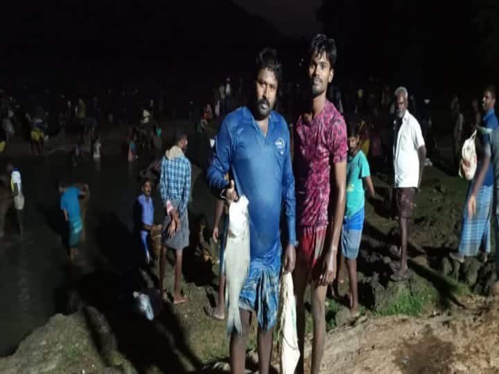 அதிகாலை வந்தவுடன் மீனை பிடித்துச் சென்ற இளைஞர்கள்.