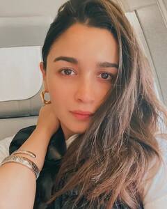 પાર્કમાં બેઠેલી આલિયા ભટ્ટના ફોટો પર અર્જુન કપૂરે આ કોમેન્ટ કરી, વાંચીને હસવું રોકી નહી શકો...