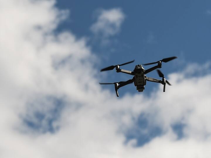 Drone seen at altitude of 800 meters in Jammu Akhnoor, returned after BSF firing Drone In Valley: जम्मू के अखनूर में 800 मीटर की ऊंचाई पर दिखा ड्रोन, BSF की फायरिंग के बाद वापस लौटा