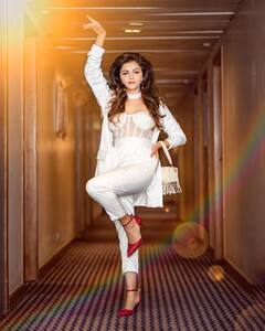 Rubina Dilaik Photos : ट्रांसपेरेंट टॉप पहन रुबीना दिलैक ने शेयर कीं ऐसी फोटोज़, लोग बोले 'मैम न पोज़ अच्छे हैं ना आपके बाल'