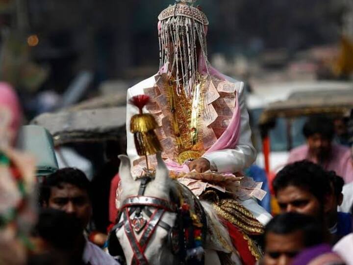 Stone pelting on wedding procession in Gujarat over groom riding mare 8 cops injured 70 held குதிரை மீது ஏறவும் சாதி வேண்டும்..?! தொடரும் தீண்டாமை! போர்க்களமான கல்யாண வீடு!