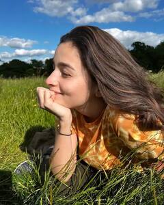 પાર્કમાં બેઠેલી આલિયા ભટ્ટના ફોટો પર અર્જુન કપૂરે આ કોમેન્ટ કરી, વાંચીને હસવું રોકી નહી શકો...