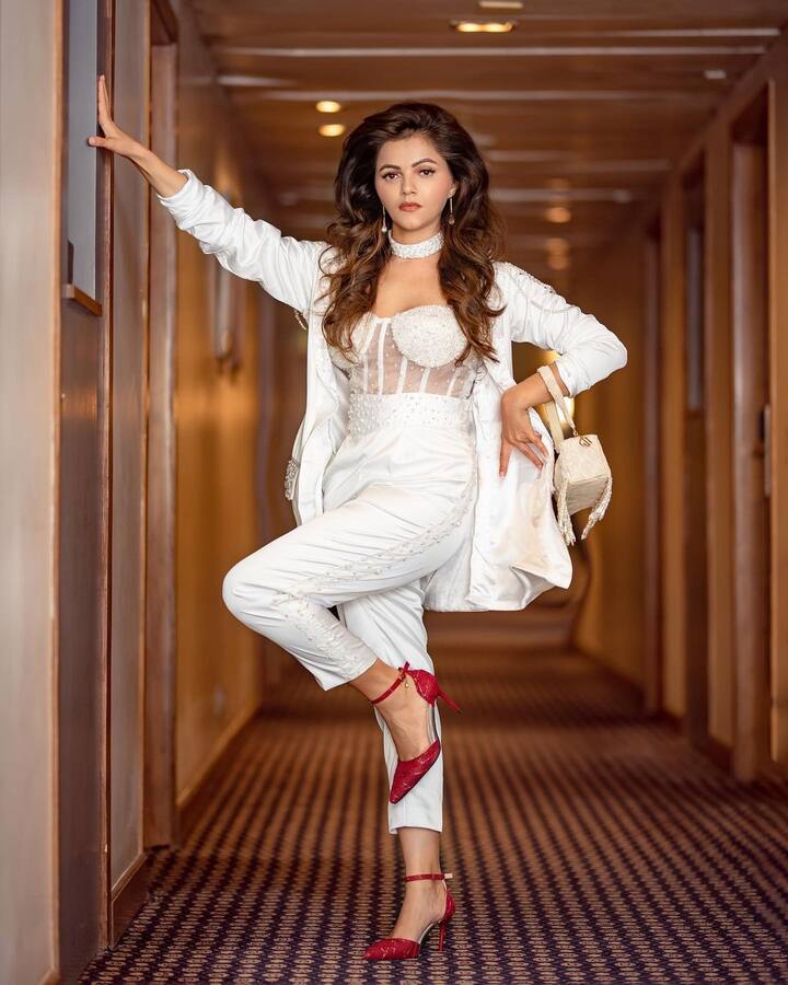 अब हाल ही में रुबीना ने अपने इंस्टाग्राम पर ये तस्वीरें शेयर की हैं जिनमें एक्ट्रेस का एटीट्यूड देखने लायक है.