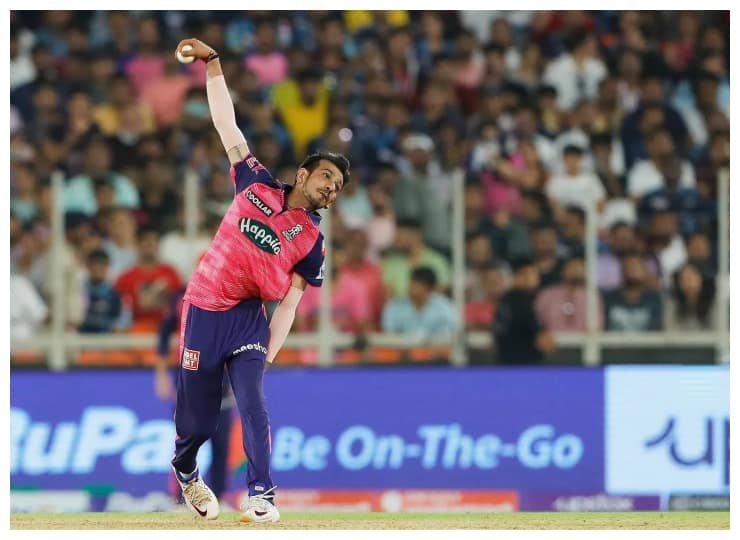 RR leg spinner Yuzvendra Chahal wins IPL 2022 Purple Cap, finishes with 27 wickets IPL 2022: हसरंगा को पीछे छोड़ चहल ने जीती पर्पल कैप, तोड़ा इमरान ताहिर का ये बड़ा रिकॉर्ड