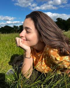 கங்குபாயும் நானே க்யூட் பேபியும் நானே... அலியா பட் லேட்டஸ்ட் க்ளிக்ஸ்!