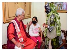 Srinagar: आतंकी हमले में शहीद पुलिसकर्मी की घायल बेटी से मिले जम्मू-कश्मीर के एलजी मनोज सिन्हा, मदद करने दिया भरोसा