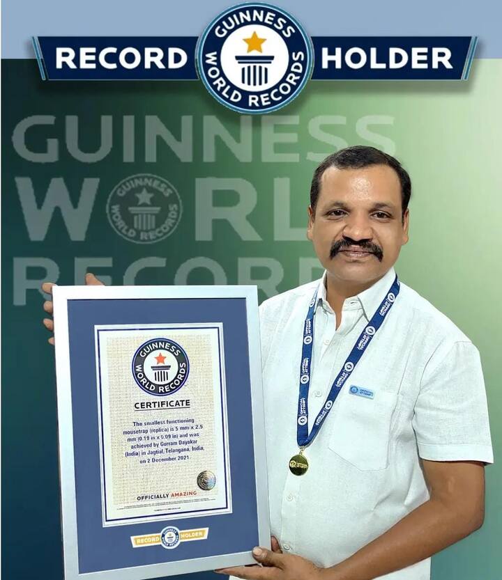 జగిత్యాల జిల్లా కేంద్రానికి చెందిన సూక్ష్మ కళాకారుడు గుర్రం దయాకర్ మరో రికార్డు సృష్టించారు.