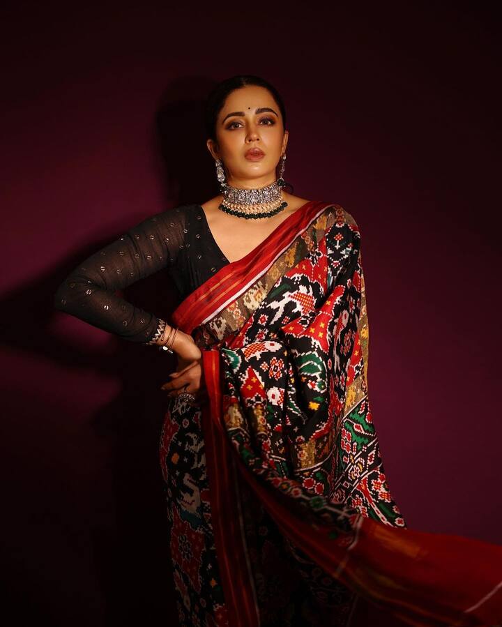 નેહા પેંડસે બોલ્ડ અભિનેત્રી તરીકે જાણીતી છે.સાડીમાં ખુબ જ સુંદર લાગી રહી છે નેહા પેન્ડસે.