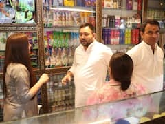 Tejashwi Yadav ने पत्‍नी राजश्री को खिलाया 'बिहारी पान', परिवार के साथ पार्टी करने निकले थे दोनों