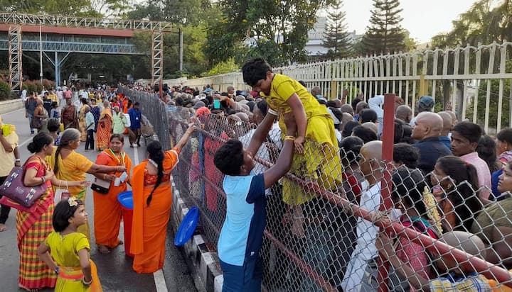 శనివారం ఒక్కరోజే 89వేల మంది ఒక్కరోజే తిరుమల శ్రీవారిని దర్శించుకున్నారు.