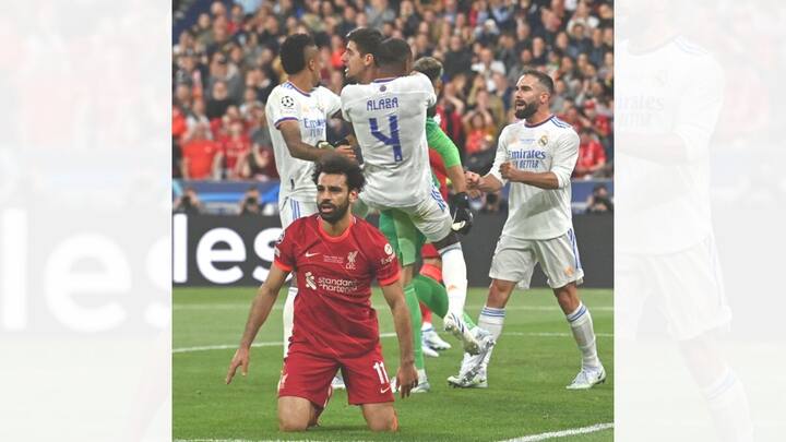 ম্যাচের পর মাঠেই বসে পড়েছেন মোহাম্মদ সালাহ। অন্য়দিকে জয়ের আনন্দে মেতে উঠেছেন রিয়ালের ফুটবলাররা।