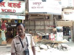 Mumbai : दादरमध्ये दुकानाचा जाहिरात फलक कोसळून तीन जण जखमी