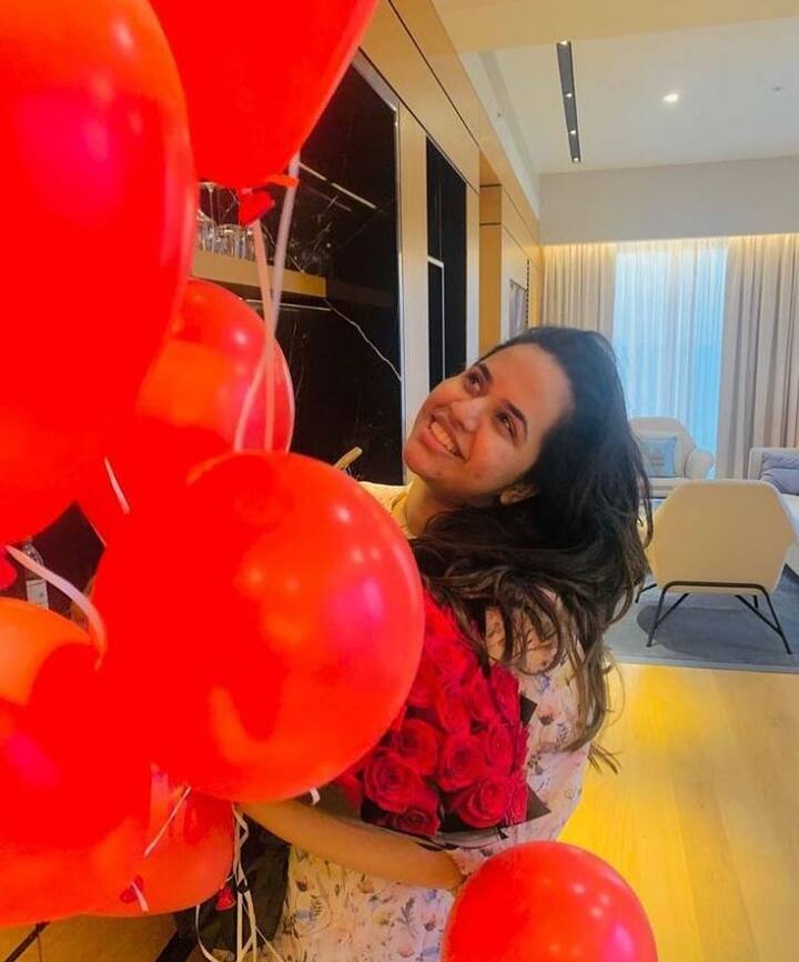 સંજુની પત્ની સુંદરતામાં કોઈ હિરોઈનથી ઓછી નથી. તેમણે પ્રાથમિક શિક્ષણ તિરુવનંતપુરમમાં લીધિ લીધુ અને ત્યાર બાદ માર ઈવાનિયોસ કોલેજમાંથી વિક્ષાનમાં સ્નાતકની ડિગ્રી લીધી. જ્યાં સંજુ પણ અભ્યાસ કરતો હતો.