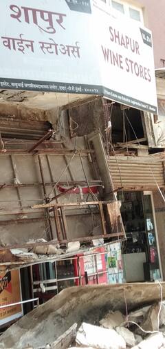 Mumbai : दादरमध्ये दुकानाचा जाहिरात फलक कोसळून तीन जण जखमी