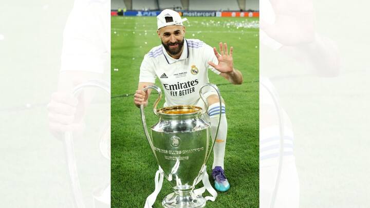 ফাইনালের পর ট্রফি নিয়ে সেলিব্রেশন বেঞ্জেমার। রিয়ালের স্ট্রাইকিং লাইন আপে তিনি ছিলেন এবার অনবদ্য।