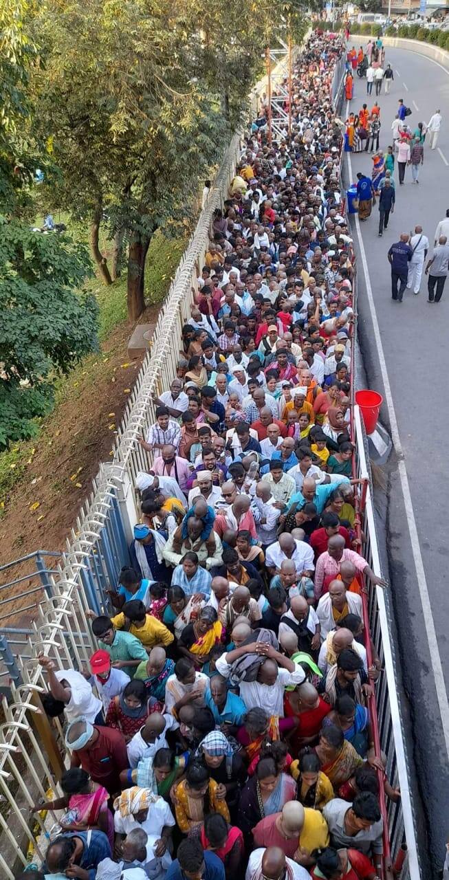 కిలోమీటర్ల మేర క్యూలైన్లు