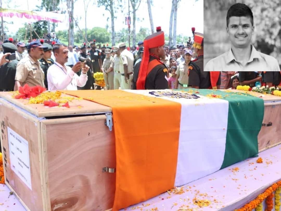 Martyr Prashant Jadhav wife kumkum on her forehead remains villagers stop widow system Prashant Jadhav : कोल्हापूरकरांच्या धैर्याला सलाम! शहीद जवान प्रशांत जाधवांच्या पत्नीच्या कपाळावरील कुंकू कायम, गावकऱ्यांनी विधवा प्रथेला दिली मुठमाती