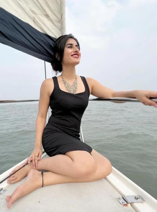 हाल ही में इस फिल्म का गाना बिंदिया लिलार के रिलीज हुआ है, जिसमें पवन सिंह उनकी खूबसूरती और कातिल अदाओं पर फिदा हुए नजर आ रहे हैं. वहीं सोशल मीडिया पर फैंस भी एक्ट्रेस से जुड़ी तमाम जानकारियां और तस्वीरें देखने की चाह रख रहे हैं.