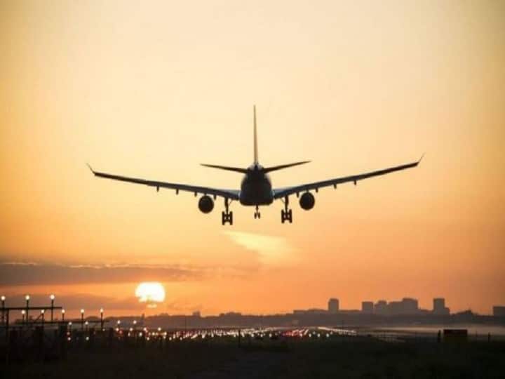 Gutka Stain Inside Airplane IAS officer Awanish Sharan Shared pic ஏன் இப்படி? விமானத்தின் உள்ளே மர்மநபர் செய்த காரியம்! வலுக்கும் கண்டனங்கள்!