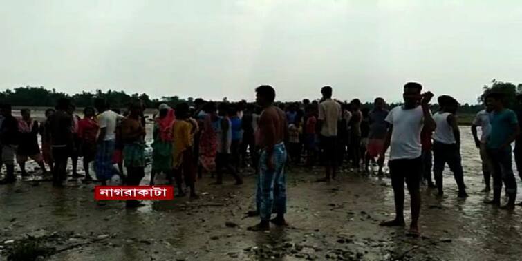 Jalpaiguri Nagrakata Family with relatives visiting tea estate gets into accident mother and daughter die in flash flood while taking bath in river Jalpaiguri News: আত্মীয়দের সঙ্গে নদীতে স্নান, নাগরাকাটায় হড়পা বানে ভেসে গিয়ে মৃত্যু মা-মেয়ের