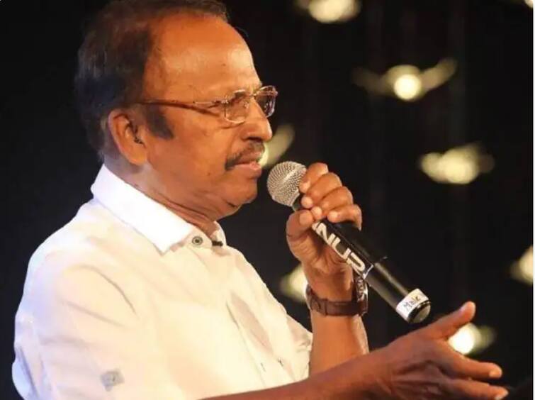 Singer Edava Basheer Collapses On Stage Dies Edava Basheer Dies : पार्श्वगायक एदवा बशीर यांचे लाइव्ह कॉन्सर्ट दरम्यान निधन; धक्कादायक व्हिडीओ आला समोर