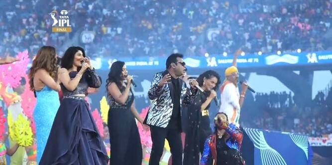 அதைத் தொடர்ந்து இசைப்புயல் ஏ.ஆர்.ரஹ்மான் தன்னுடைய இசை நிகழ்ச்சியை நடத்தினார். அவரும் சில தமிழ் பாடல்களை பாடி அசத்தினார்.