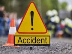 Accident In Kaushambi: कौशांबी में ट्रक अनियंत्रित होकर पलटा, घर के बाहर चारपाई पर सो रहे व्यक्ति की दबकर मौत