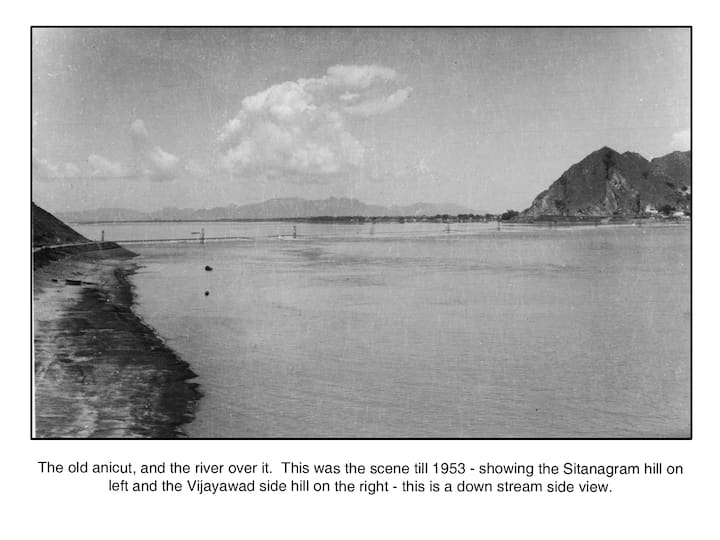 పాత ఆనకట్ట ఫొటో ఇది. 1953 వరకు ఇదే పరిస్థితి ఉంది. ఇందులో ఒకవైపు సీతానగరం కొండ, మరోవైపు విజయవాడ వైపు కొండ కనిపిస్తున్నాయి. ఇది డౌన్ స్ట్రీమ్ వైపు దృశ్యం.