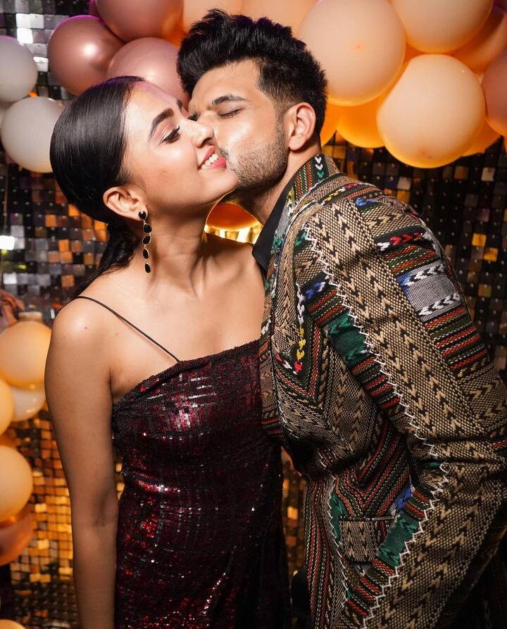 न्यू लव बर्ड्स तेजस्वी प्रकाश और करण कुंद्रा हमेशा एक दूसरे के इश्क में डूबे रहते हैं. चाहें सोशल मीडिया हो या रीयल लाइफ दोनों अक्सर एक दूसरे के साथ रोमांस करते दिखते हैं.