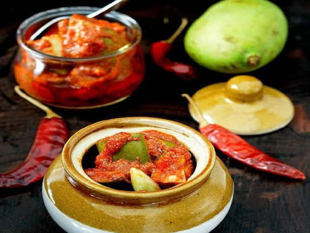 Karimnagar People unable to make pickles due to Raw mango prices increases Karimnagar: ఈసారి మామిడి పచ్చళ్ళు అంతంతమాత్రమే! రెండు రెట్లు ఎగబాకిన ధరలు