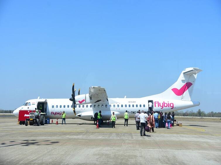 Shamshabad Airport: Flybig air craft gets technical issue in engines, stops on runway Hyderabad Airport: హైదరాబాద్ ఎయిర్ పోర్టులో విమానానికి తప్పిన ప్రమాదం, సంస్థపై ప్రయాణికులు ఫైర్!