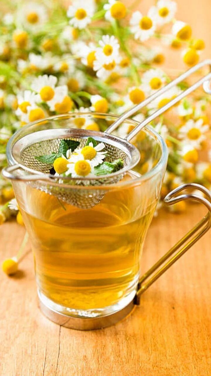 கெமோமைல் டீ உடன் எலுமிச்சை பழச் சாறு சிறிது சேர்த்து பருகினால், உற்சாகத்துடன் நோய் எதிர்ப்பு சக்தியும் அதிகரிக்கும்.