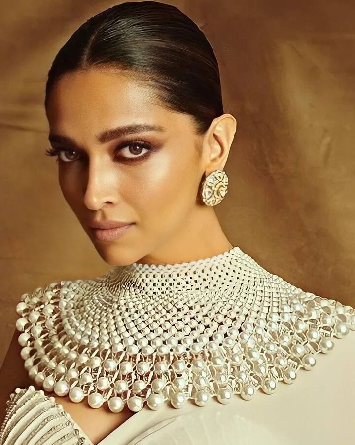 पहिल्या दिवशी दीपिकाने काळ्या रंगाच्या साडीत आपल्या सौंदर्याची झलक दाखवली.