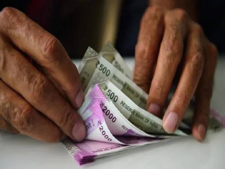 आपको बता दें अगर आपकी बेसिक सैलरी 56,900 रुपये है. तो इस हिसाब से आपको इस समय 19,346 रुपये डीए के रूप में मिल रहे हैं. अगर आपको 38 फीसदी की दर से डीए मिलता है तो आपका डीए बढ़कर 21,622 रुपये हो जाएगा. वहीं, आपकी सैलरी में सालाना 27,312 रुपये का इजाफा हो जाएगा.
