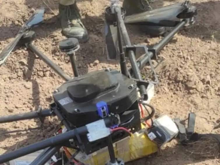 jammu kashmir pakistani drone with payload of bombs grenades shot down in kathua  Jammu Kashmir : कठुआमध्ये सुरक्षा दलाने पाडले पाकिस्तानी ड्रोन, बॉम्बसदृश वस्तू जप्त