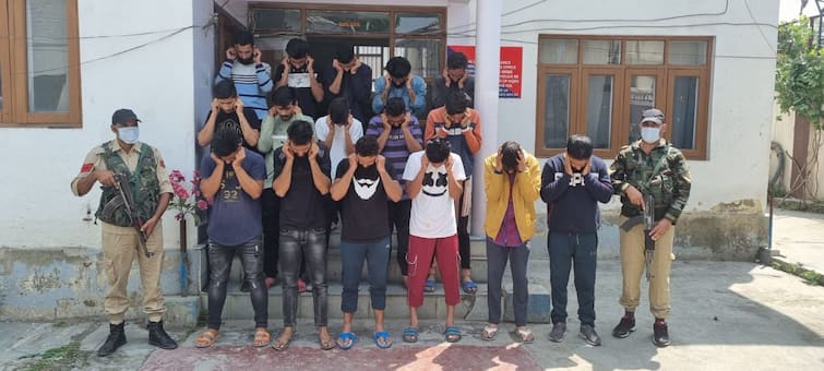 Srinagar Police Arrested 19 People who protest and Stone Pelting on 25th May Out of Yasin Maliks House Srinagar Police: 25 मई को यासीन मलिक के घर के बाहर सुरक्षाबलों पर पथराव करने वाले 19 आरोपी गिरफ्तार
